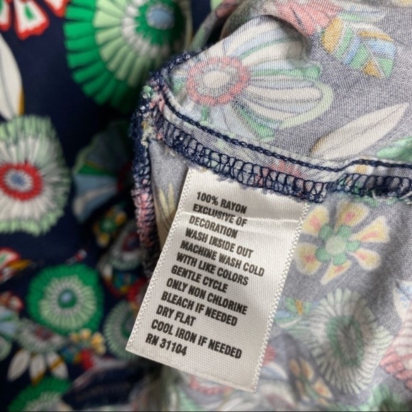 Crown & Ivy Petite Floral Blouse - Picture 4 of 6